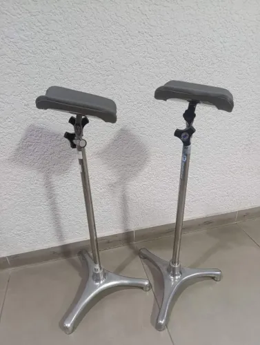 *2* Suportes de braço para soro ou coleta de sangue.