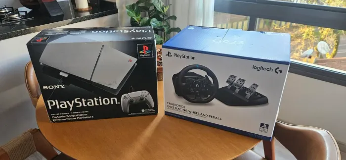 Combo: PS5 Slim Edição Limitada 30 Anos (Novo) + Volante Logitech G923 c/ Manopla
