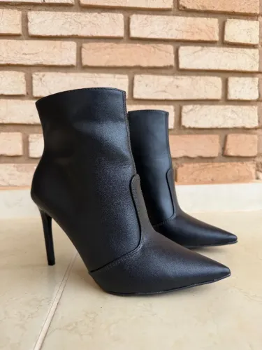 Bota bico fino salto alto preta Amaro