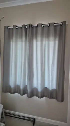 6 Cortinas novas com varão (2 de 2,60m x 1,70m e 4 de 3m x 1,70m). R$150 cada cortina.