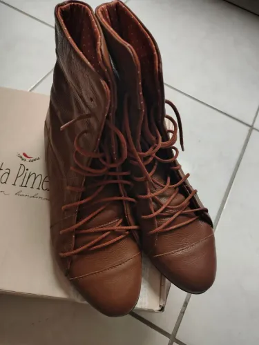 Bota em Couro Lolita Pimenta