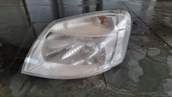 Farol dianteiro Peugeot Partner e Citroen Berlingo