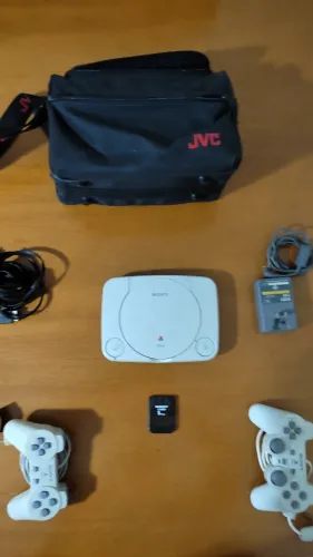 PlayStation One (PS1) Slim Completo + 2 Controles + Bolsa de Transporte