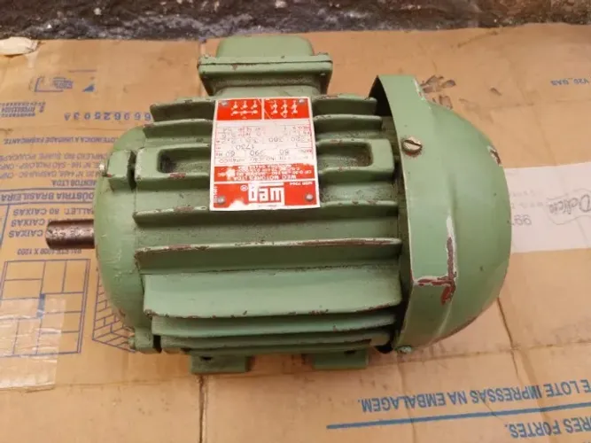 Motor elétrico trifásico WEG 1 CV