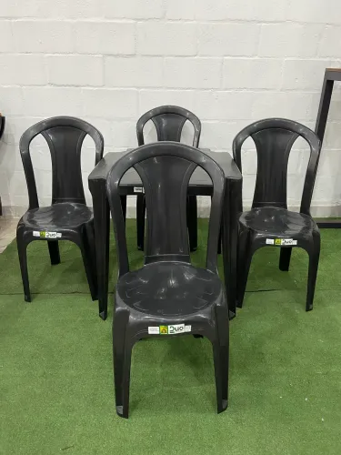 Jogo de mesa com 4 cadeiras reforçadas 