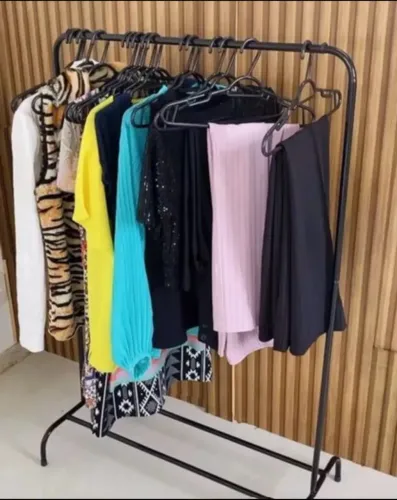 Arara para roupas no cabides