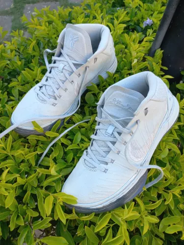 Tenis de basquete nike kobe ad prime platinum 