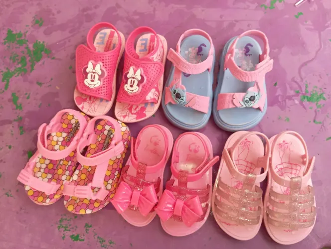 Lote com 5 sandálias infantis para menina (vendidas somente juntas):