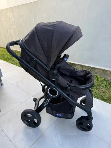 Carrinho de bebê  com bebê conforto 