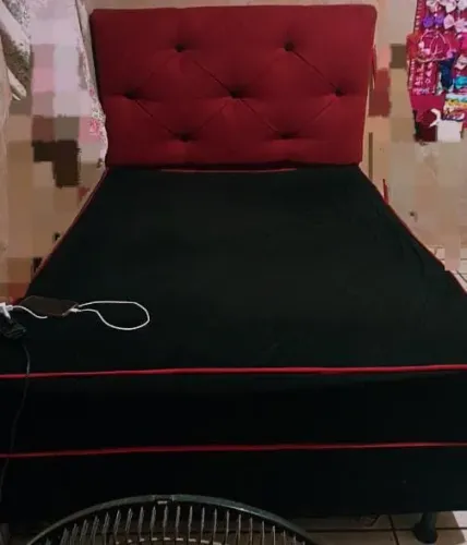 Cama com cabeceira