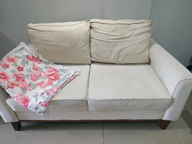 Sofá em linho,dois lugares acompanha 2 almofadas. Necessitando de uma lavagem.
