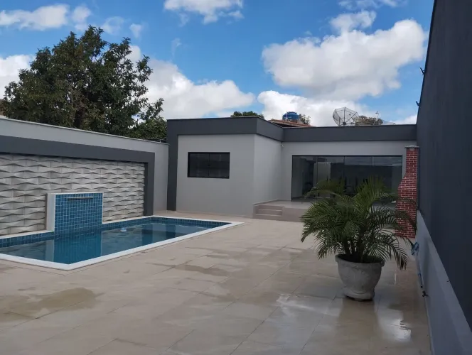 Casa com piscina em Gravatá, fora de condomínio!