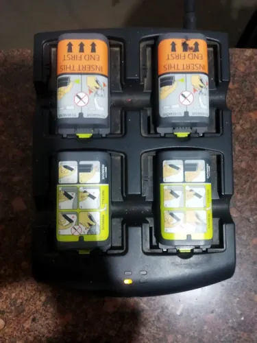 Kit 2 Bases Carregadoras Para 4 Baterias de Coletor de Dados (Usados)