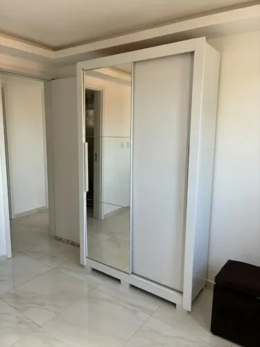 Guarda-roupa de solteiro branco desmontado