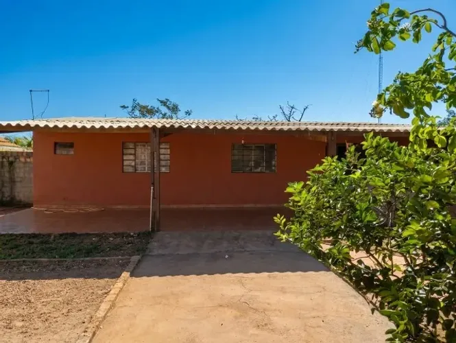 Casa em recanto de paz e sossego. Área ampla.