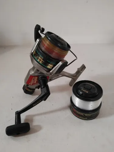 MOLINETE DAIWA MG4050H COM 2 CARRETEIS - USADO