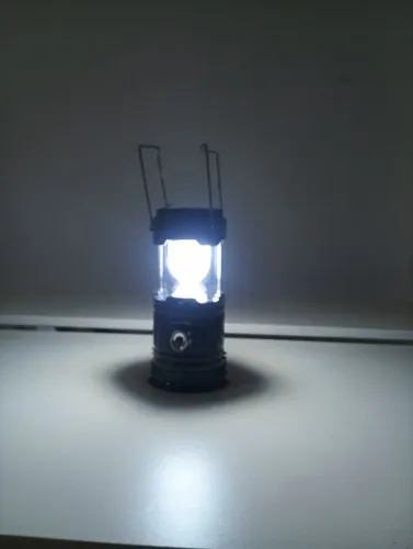 Lampião de led recarregável, ele também tem lanterna. Recarrega também a luz solar
