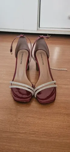 Salto vermelho nunca utilizado
