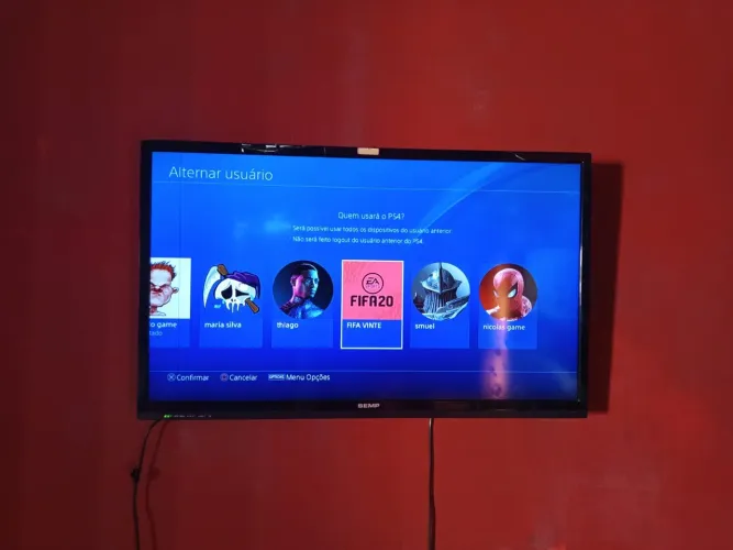 Ps4 slim,col tv de 43 polegadas apenas com uma pequena listra