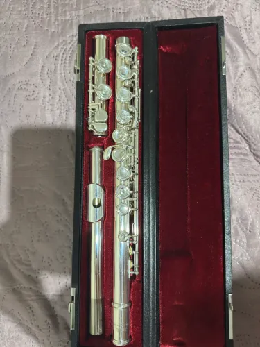 FLAUTA YAMAHA 351, CORPO BANHADOS A PRATA, E CHAVES EATILO FRANCÊS.