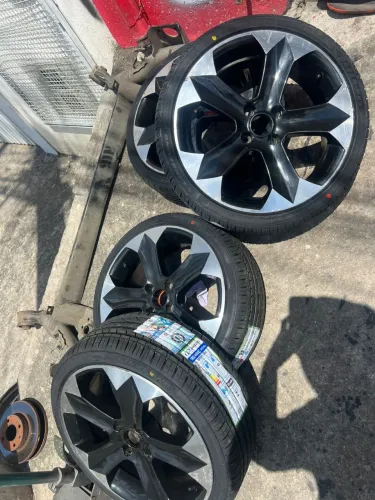 Rodas com pneus novos 2.500