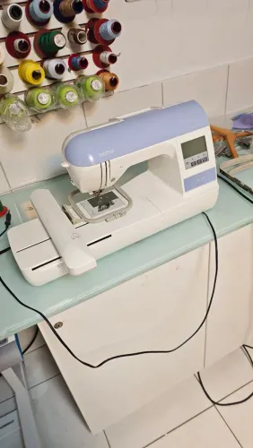 Máquina de bordar Brother PE770