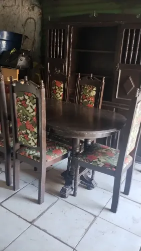 Mesa de jantar com armário de cozinha