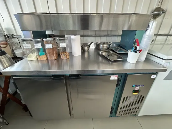 Balcão Encosto Refrigerado de 1,35m com controlador digital e condimentador integrado