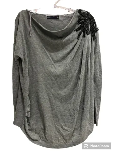 blusa de tricô da zara com bordado em lantejoula no ombro