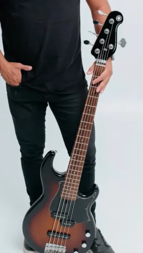 Contra baixo 5 cordas Yamaha bb435