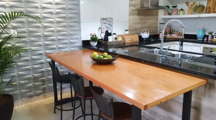 Mesa de Escritório/Computador em Madeira Maciça Envernizada com Estrutura de Ferro