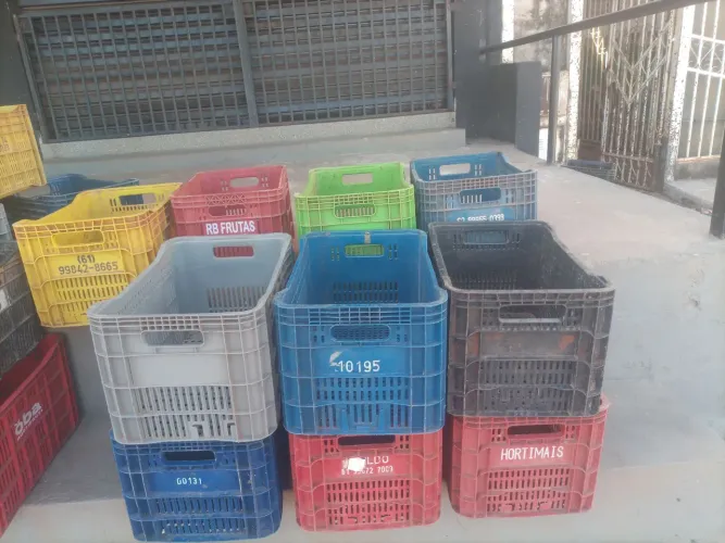 Vendo caixa de verduras bem conservadas
