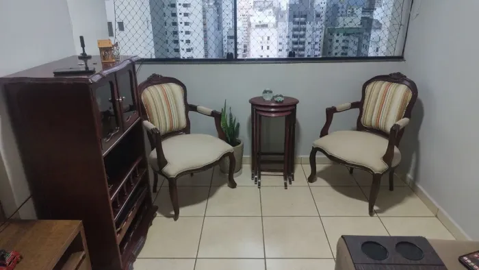 Conjunto de cadeira e mesinha 