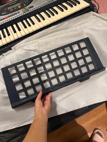 Teclado Yamaha PSR-240 + Suporte + Capa Acolchoada + Estante de Partitura