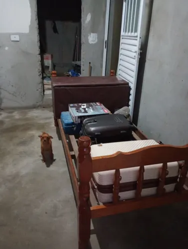 Vende cama de madeira