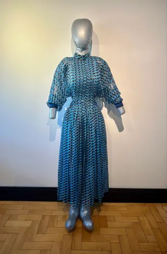 vestido fluido com padronagem azul