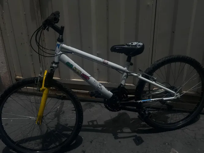 Bicicleta Caloi aro 24 usada bom estado de conservação