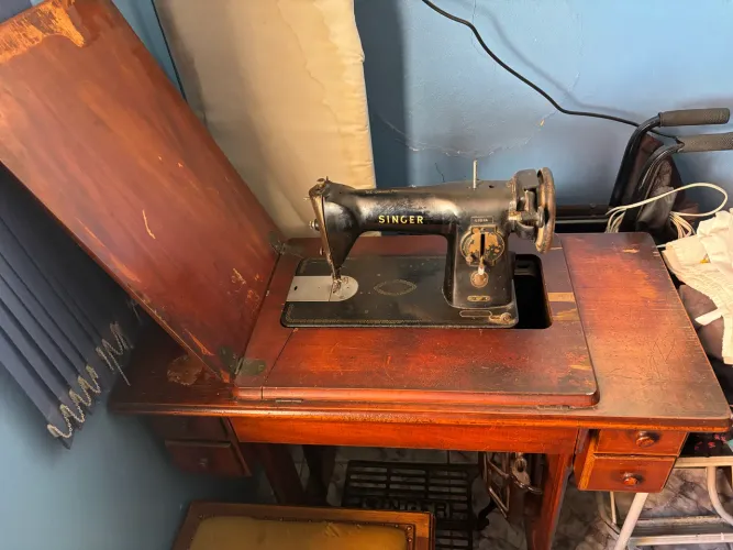 Máquina de costura Singer com gabinete