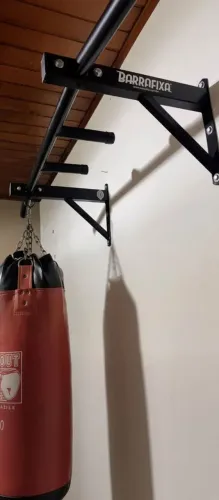 Barra Fixa de Parede 250kg + Suporte Saco de Pancada - Quase Nova