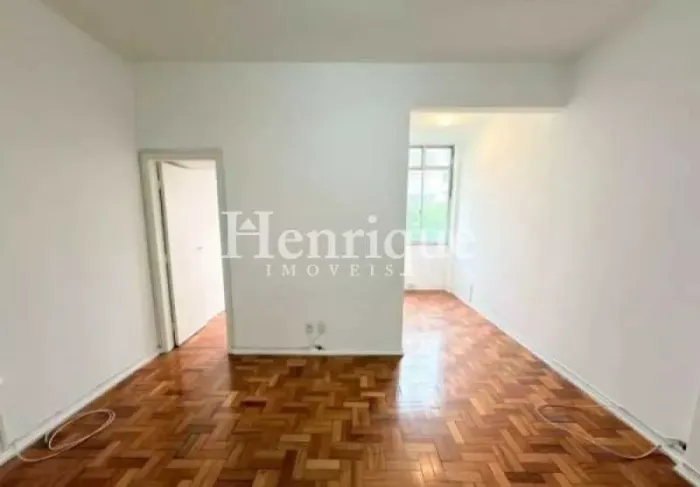 Quarto e sala com dependência e vaga em rua nobre do Flamengo