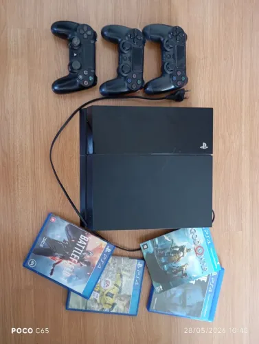 Vendo ps4 com 3 controles e jogos 