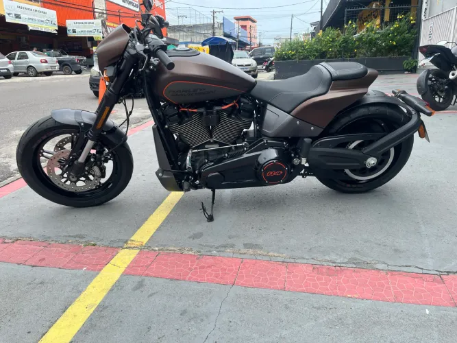 Harley FXDR com apenas 3 mil km 
