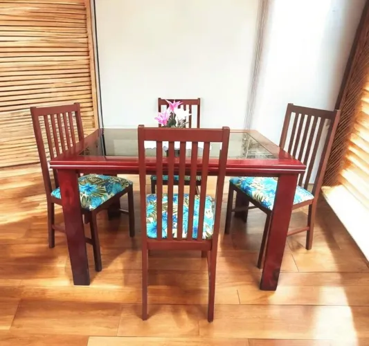 Conjunto de mesa de Jantar em Madeira Macom quatro cadeiras