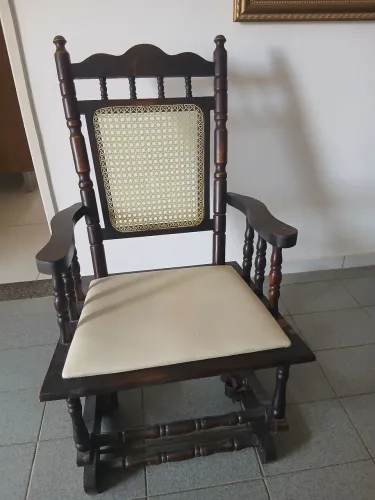 Cadeira de madeira de balanço