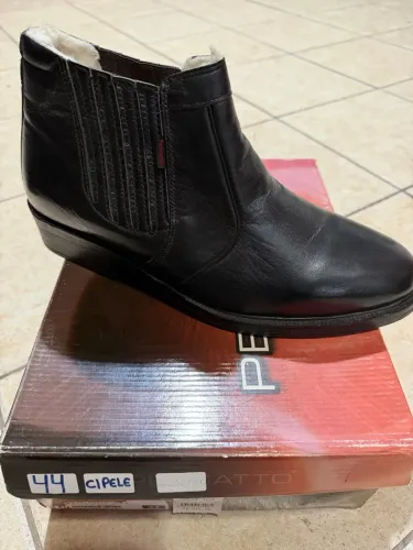 Bota forrada em couro 44