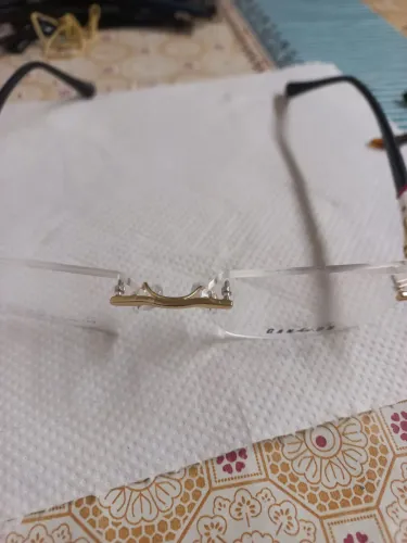 Vendo armação de óculos original somente lentes sem grau só para mostrar à armação na foto