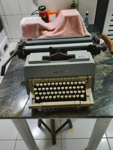 Vendo máquina de datilografia conservada 