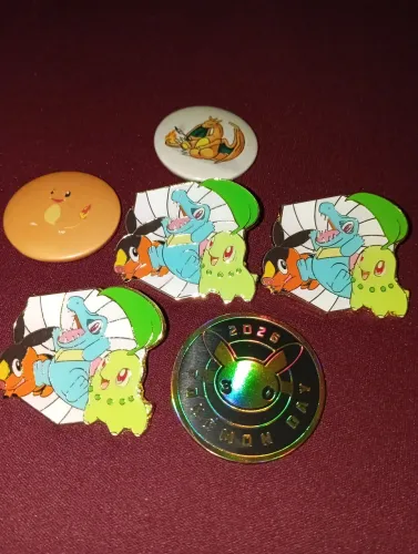 Moeda e Broches Pokémon Day Charizard Charmander Pikachu 30 Anos Totodile Chikorita Tepig