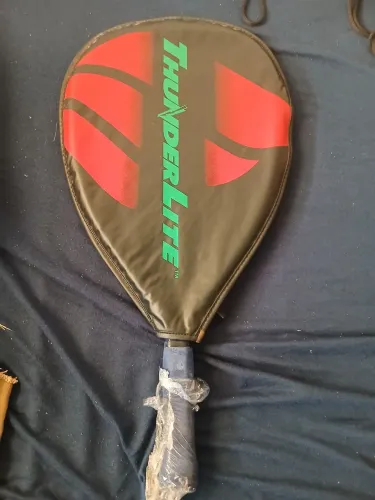 Raquete de tenis,e bolinhas.