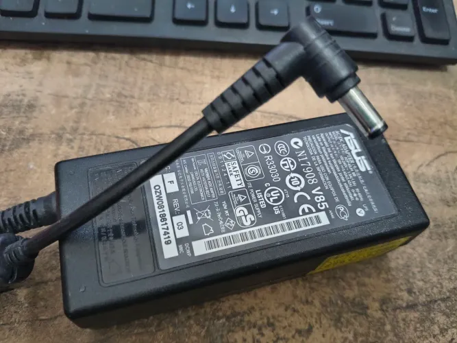 Fonte Orginal ASUS para Notebook 19V 3,42A 65W - Pino 4,0 × 1,35 mm